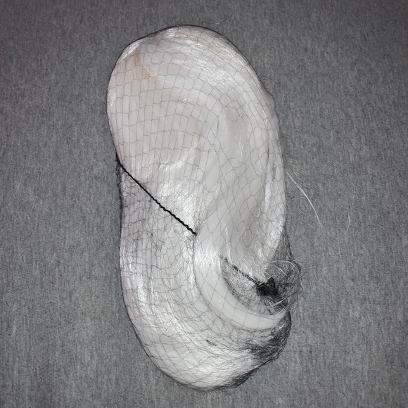 Short hairs wig with bangs - Picture 3 of 3